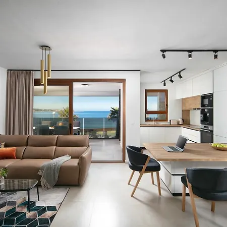 Malibu Imperial Seafront 아파트