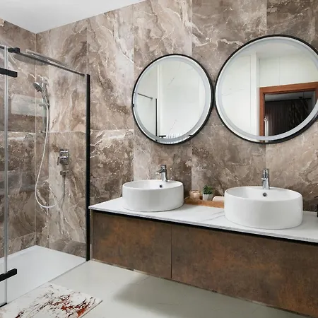 Malibu Imperial Apartment